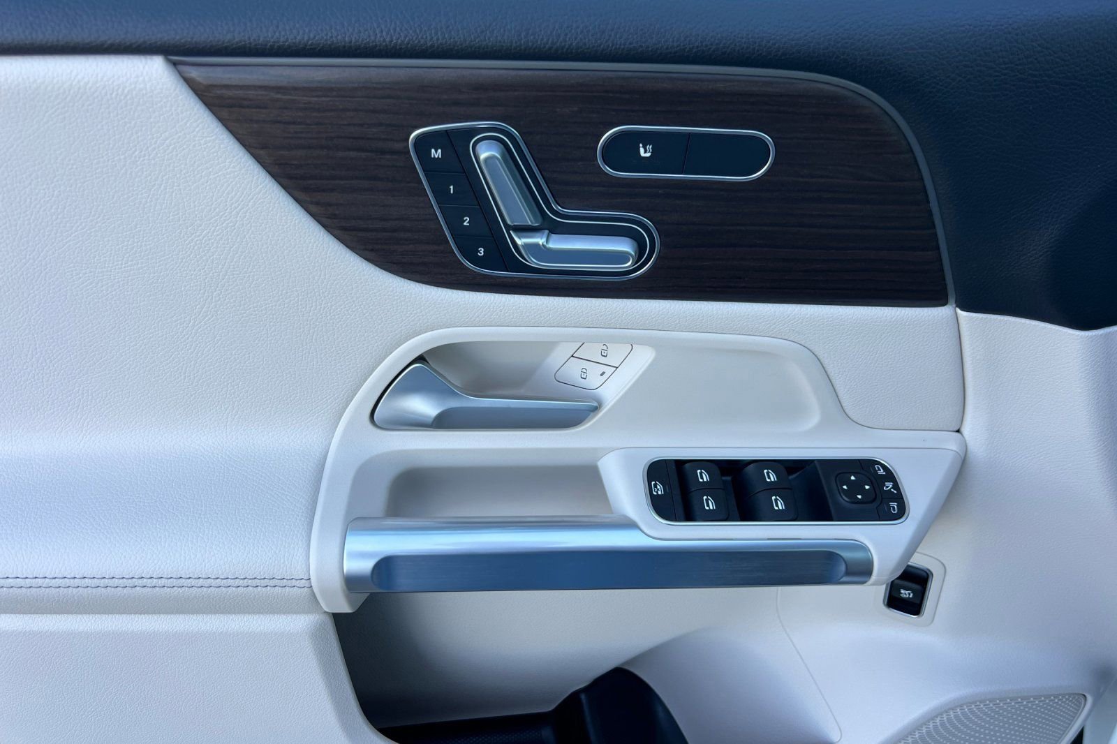 New 2025 Mercedes-Benz GLB 250 4MATIC image 14