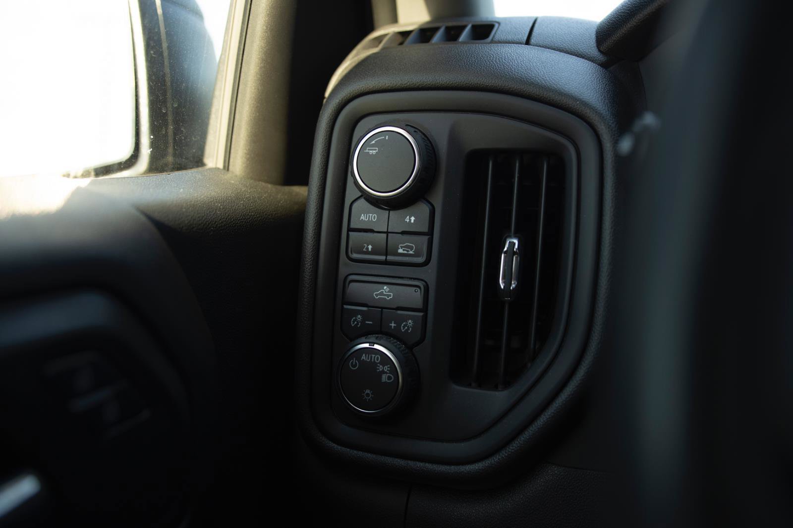 Used 2025 Chevrolet Silverado 1500 Custom image 9