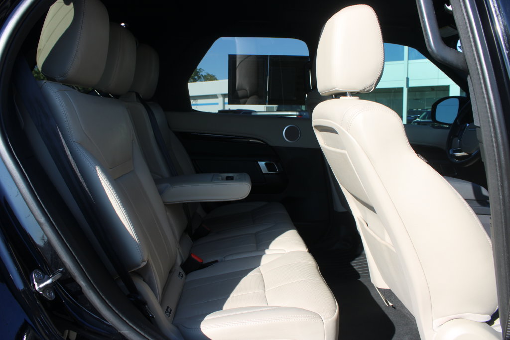 Used 2019 Land Rover Discovery SE AWD/4WD image 32