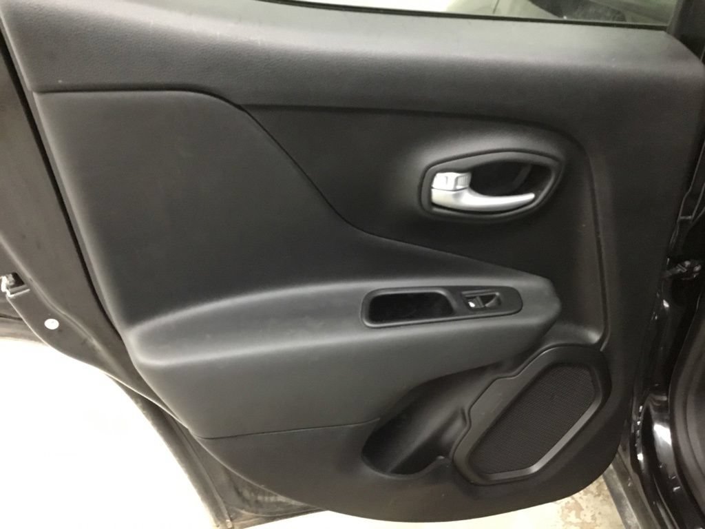 Used 2023 Jeep Renegade Latitude AWD/4WD image 28