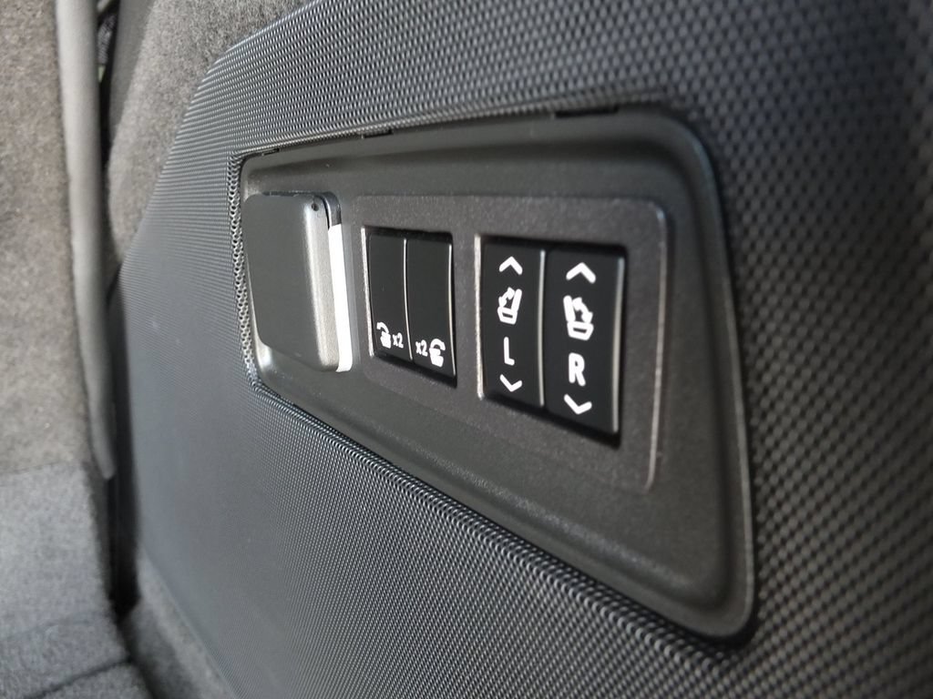 Used 2024 Cadillac Escalade Premium Luxury AWD/4WD image 23