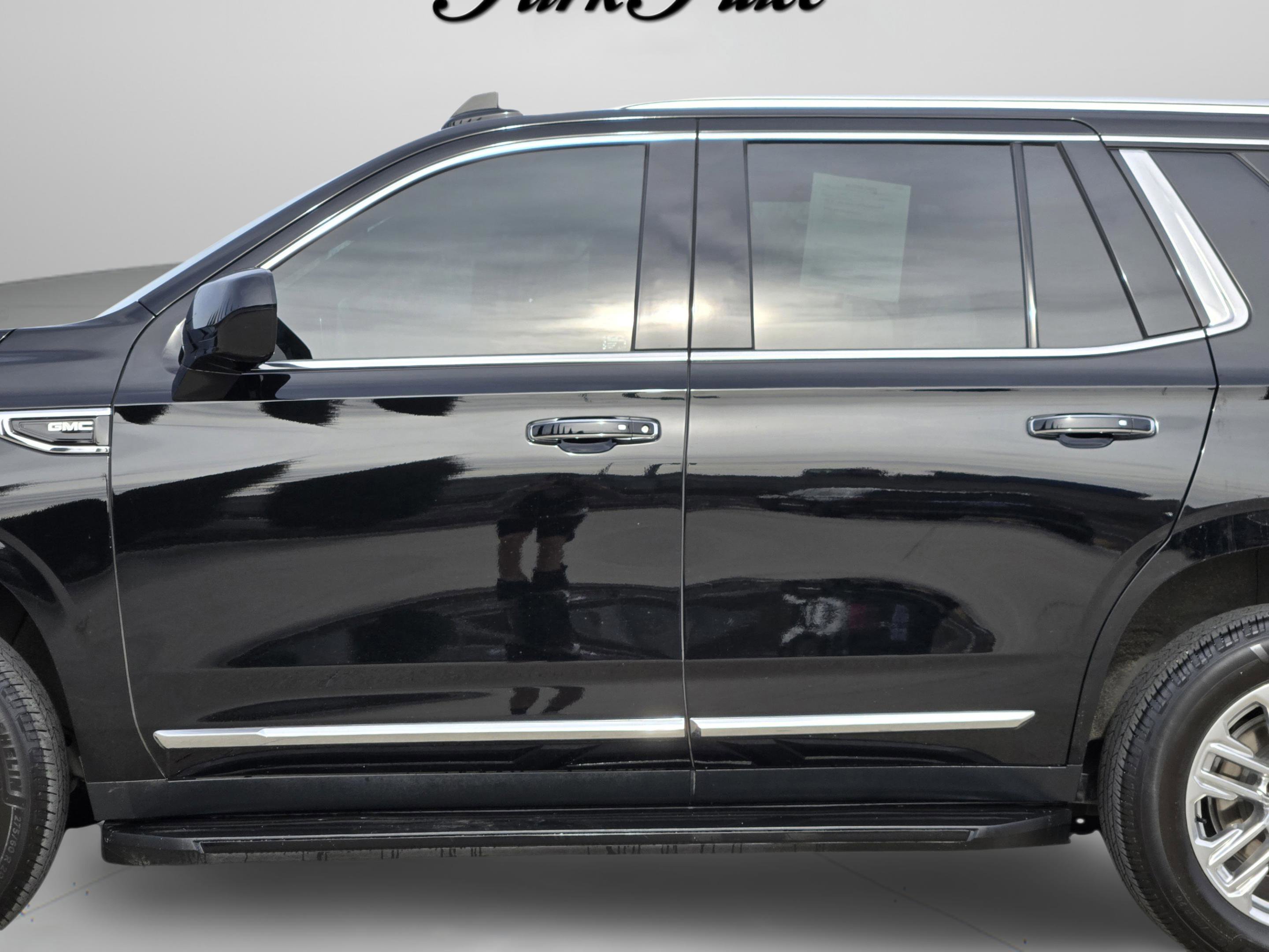 Used 2023 GMC Yukon SLT image 3