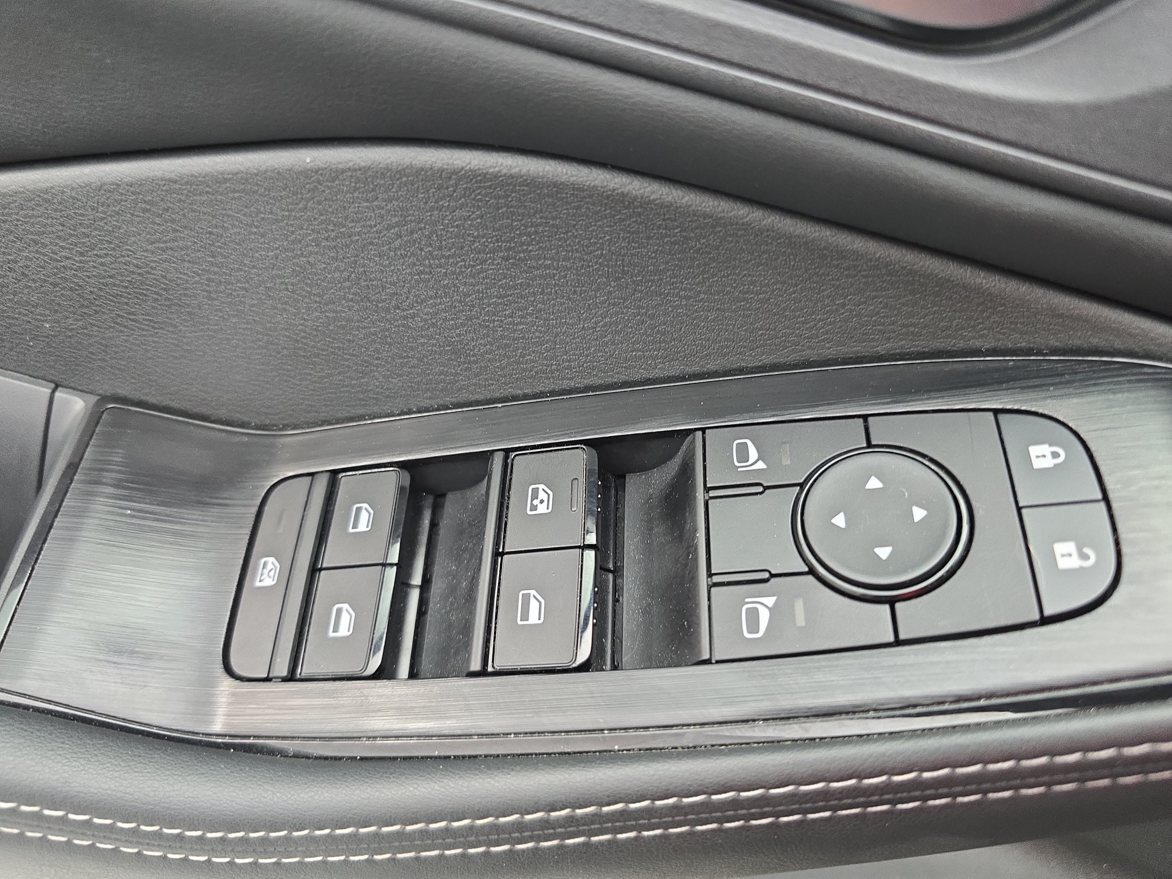Certified 2025 Nissan Rogue SV FWD image 27