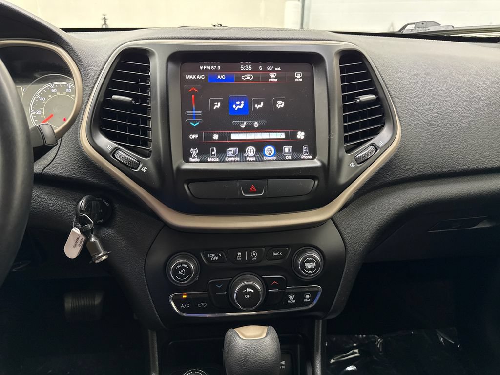 Used 2015 Jeep Cherokee Latitude w/ Cold Weather Group AWD/4WD image 19