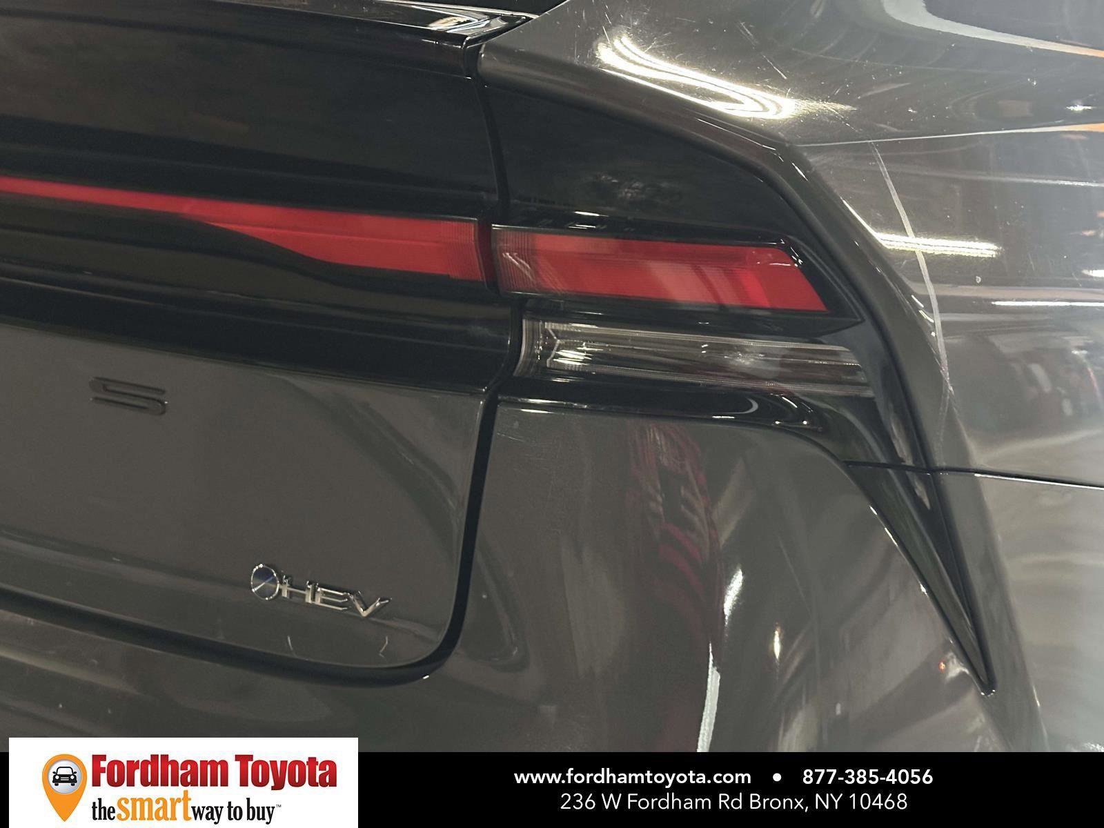 Used 2024 Toyota Prius LE AWD/4WD image 11