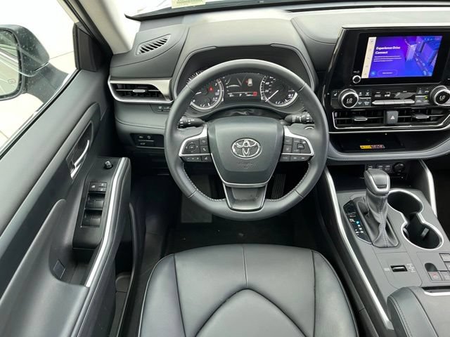 Used 2025 Toyota Highlander XLE FWD image 9