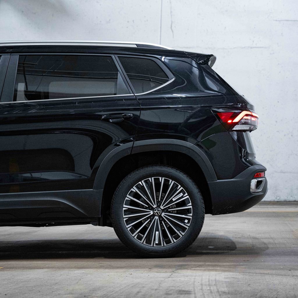 New 2026 Volkswagen Taos SE FWD image 4