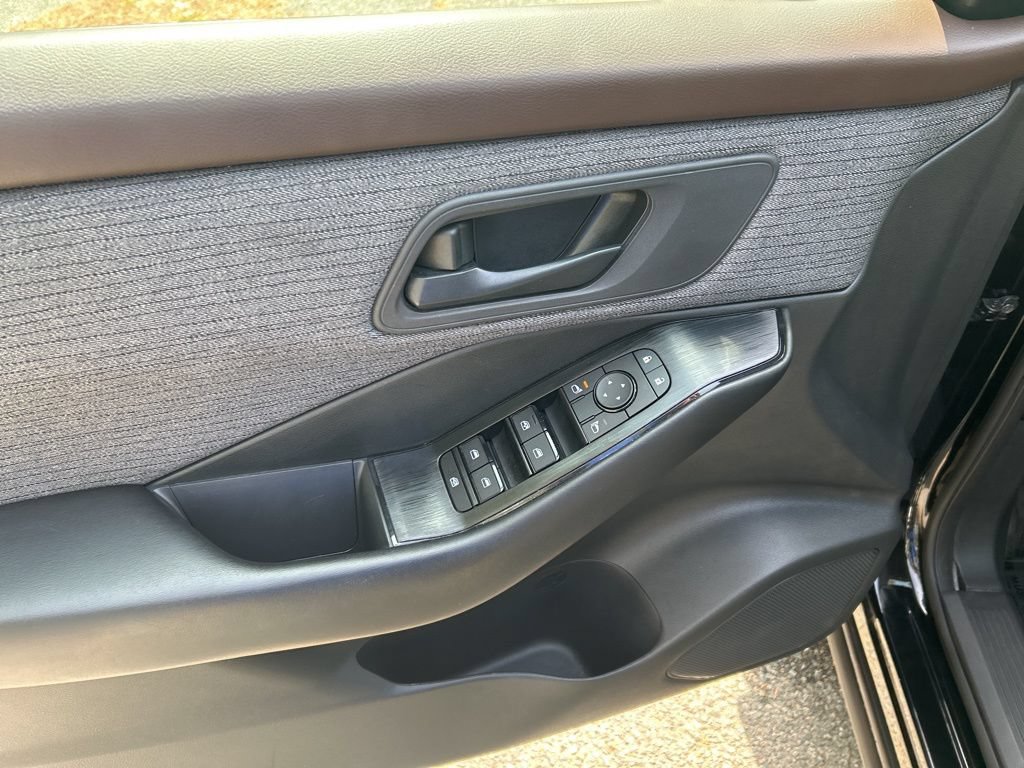 Used 2023 Nissan Rogue S AWD/4WD image 13