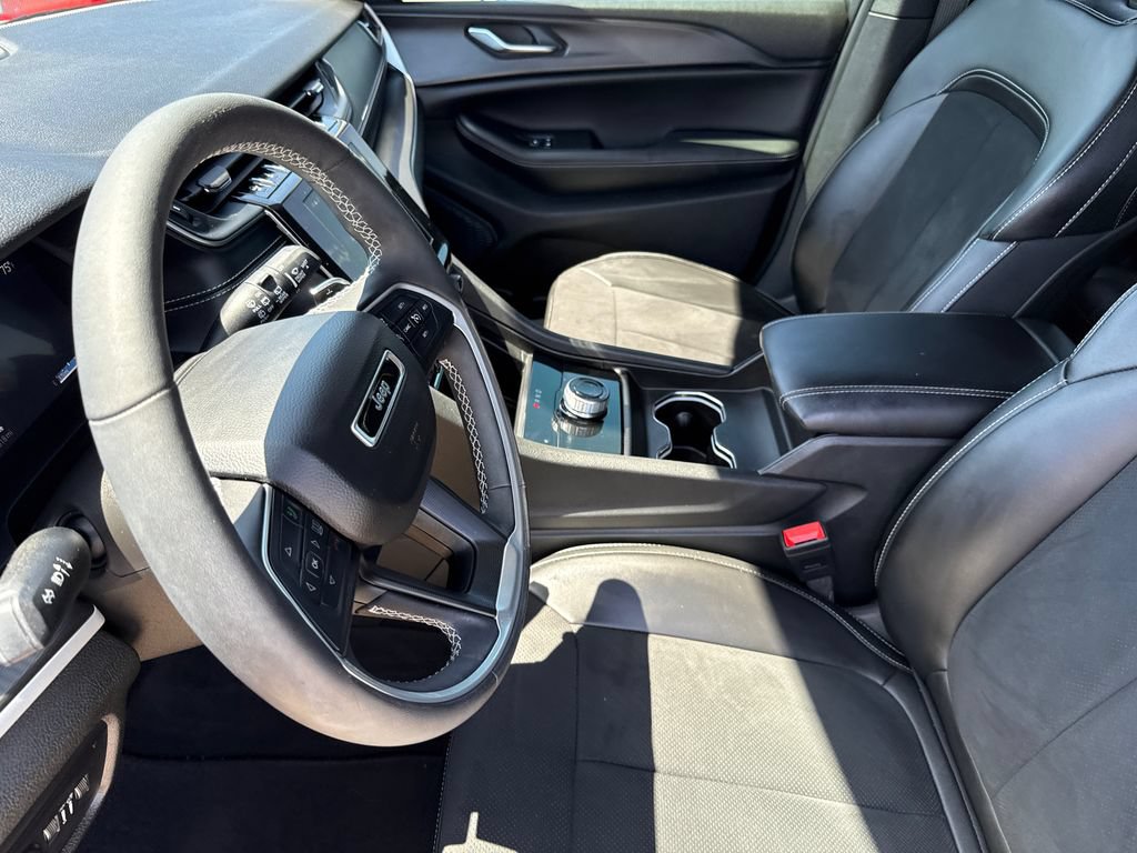 Used 2024 Jeep Grand Cherokee Altitude RWD image 19