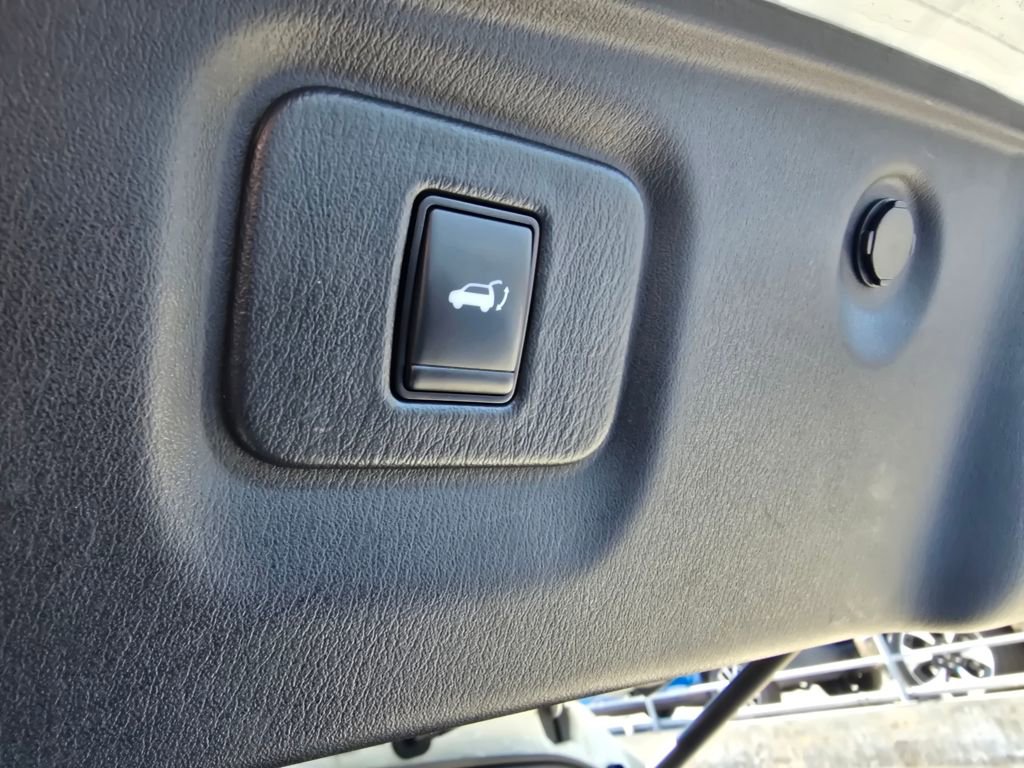 Used 2020 Nissan Pathfinder Platinum image 26