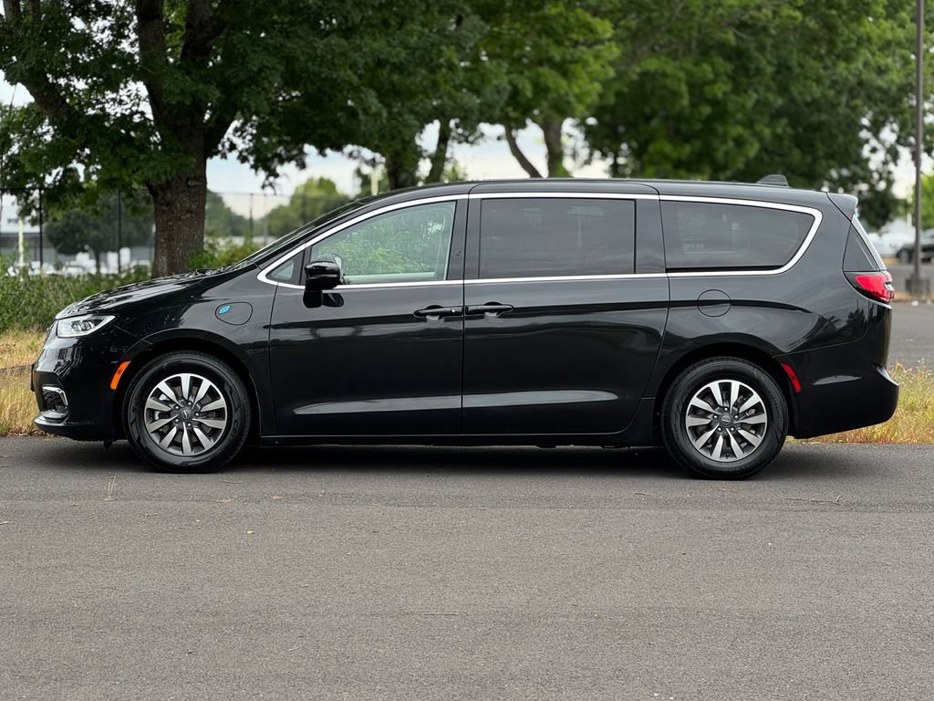 Used 2023 Chrysler Pacifica Touring-L FWD image 4