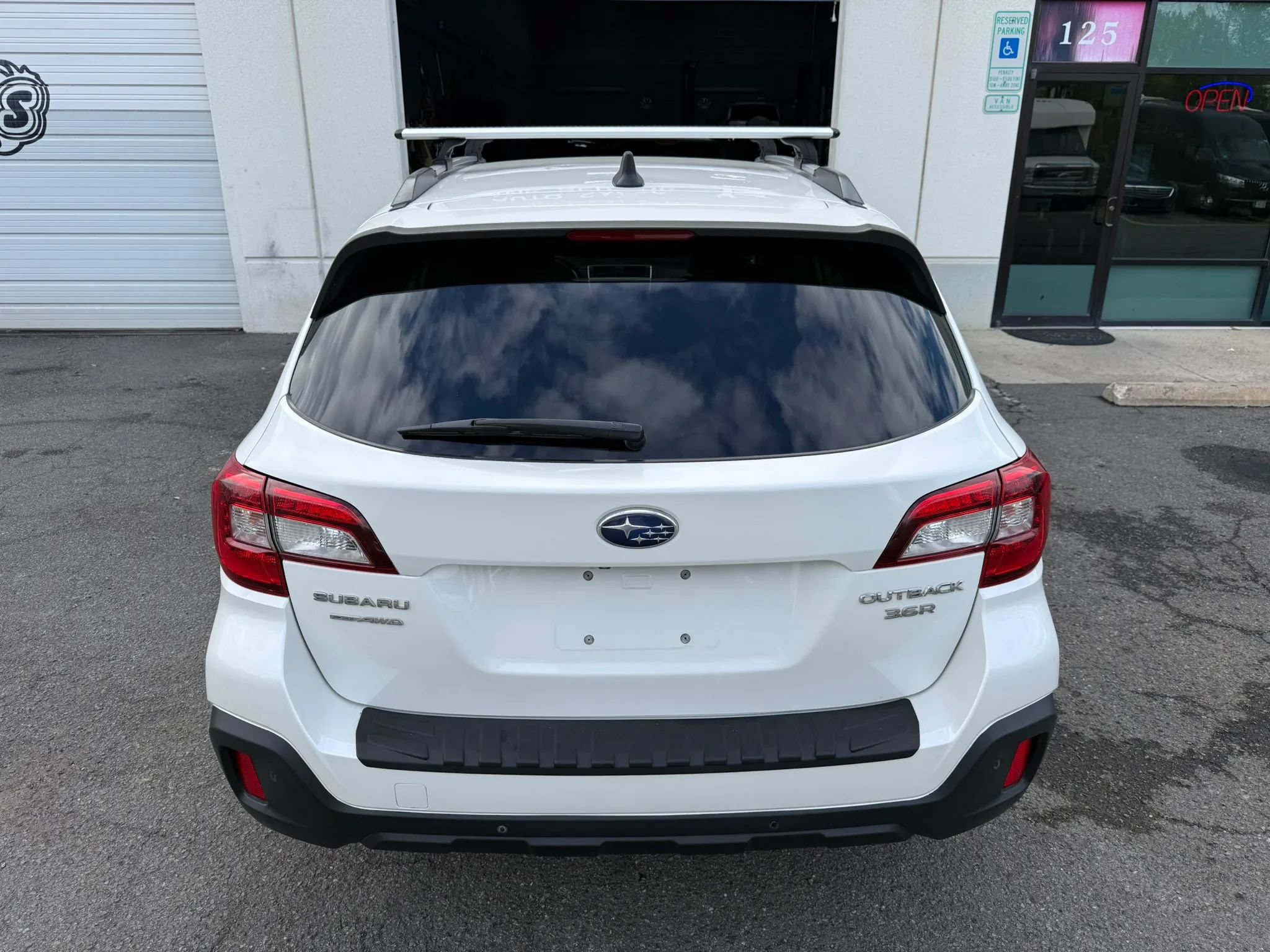 Used 2019 Subaru Outback 3.6R Touring AWD/4WD image 14