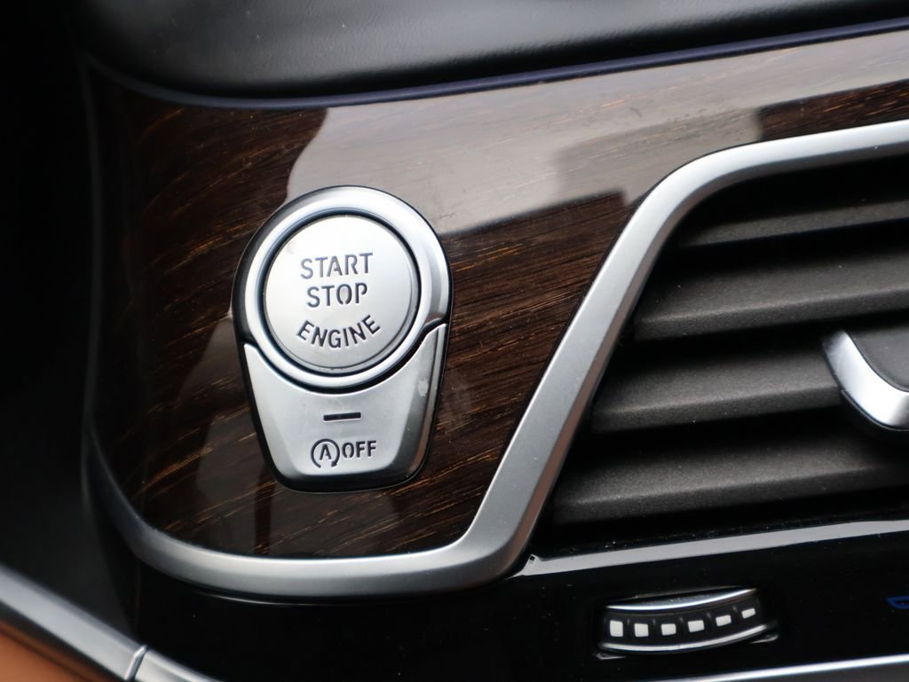 Used 2021 BMW 740i xDrive w/ Premium Package image 29