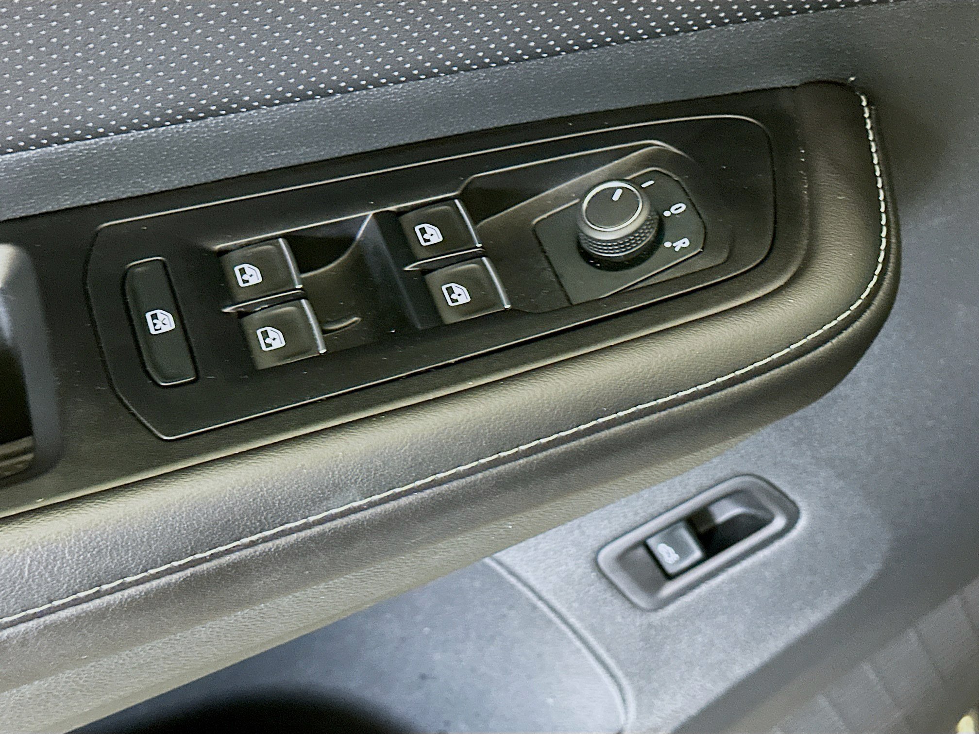 Used 2025 Volkswagen Atlas SE FWD image 15