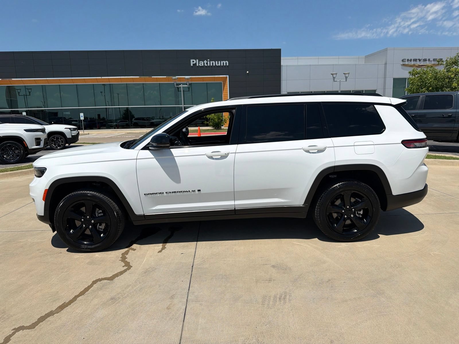 Used 2025 Jeep Grand Cherokee L Limited w/ Black Appearance Package AWD/4WD image 2