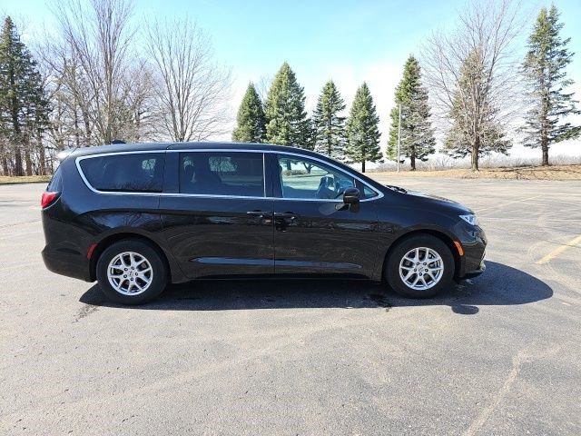 Used 2023 Chrysler Pacifica Touring-L image 7