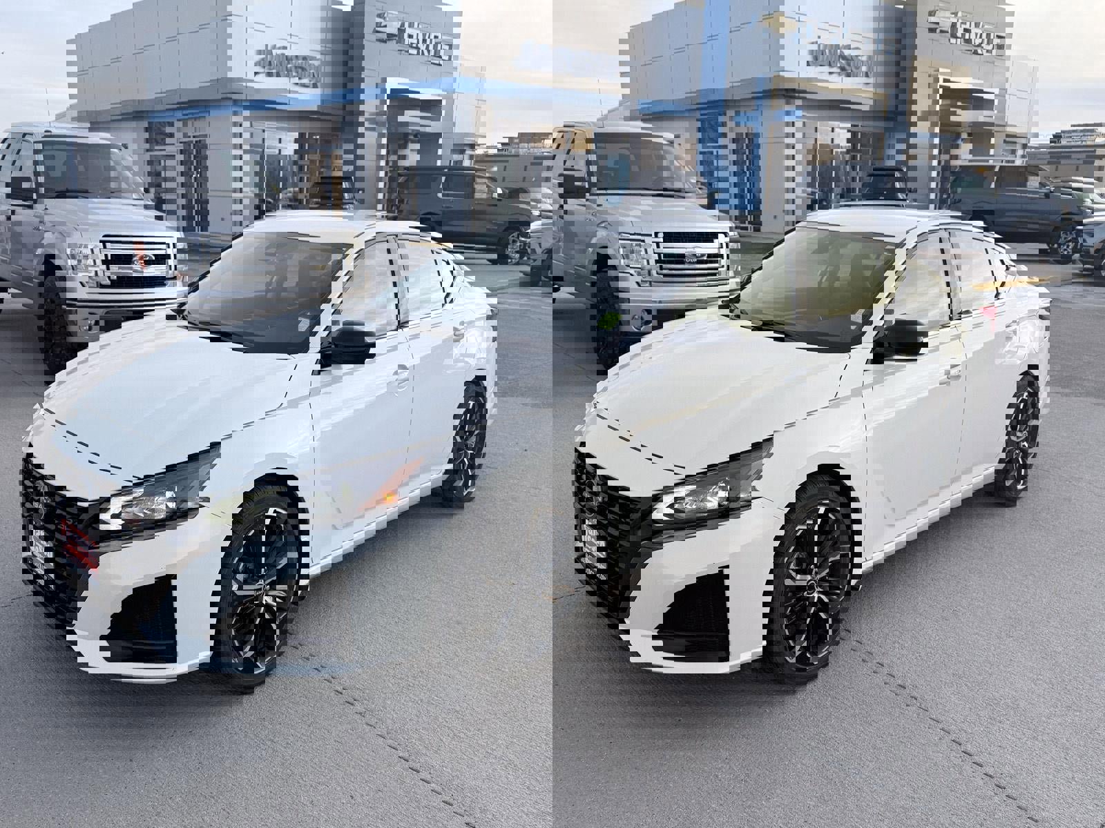 Used 2024 Nissan Altima 2.5 SR image 2