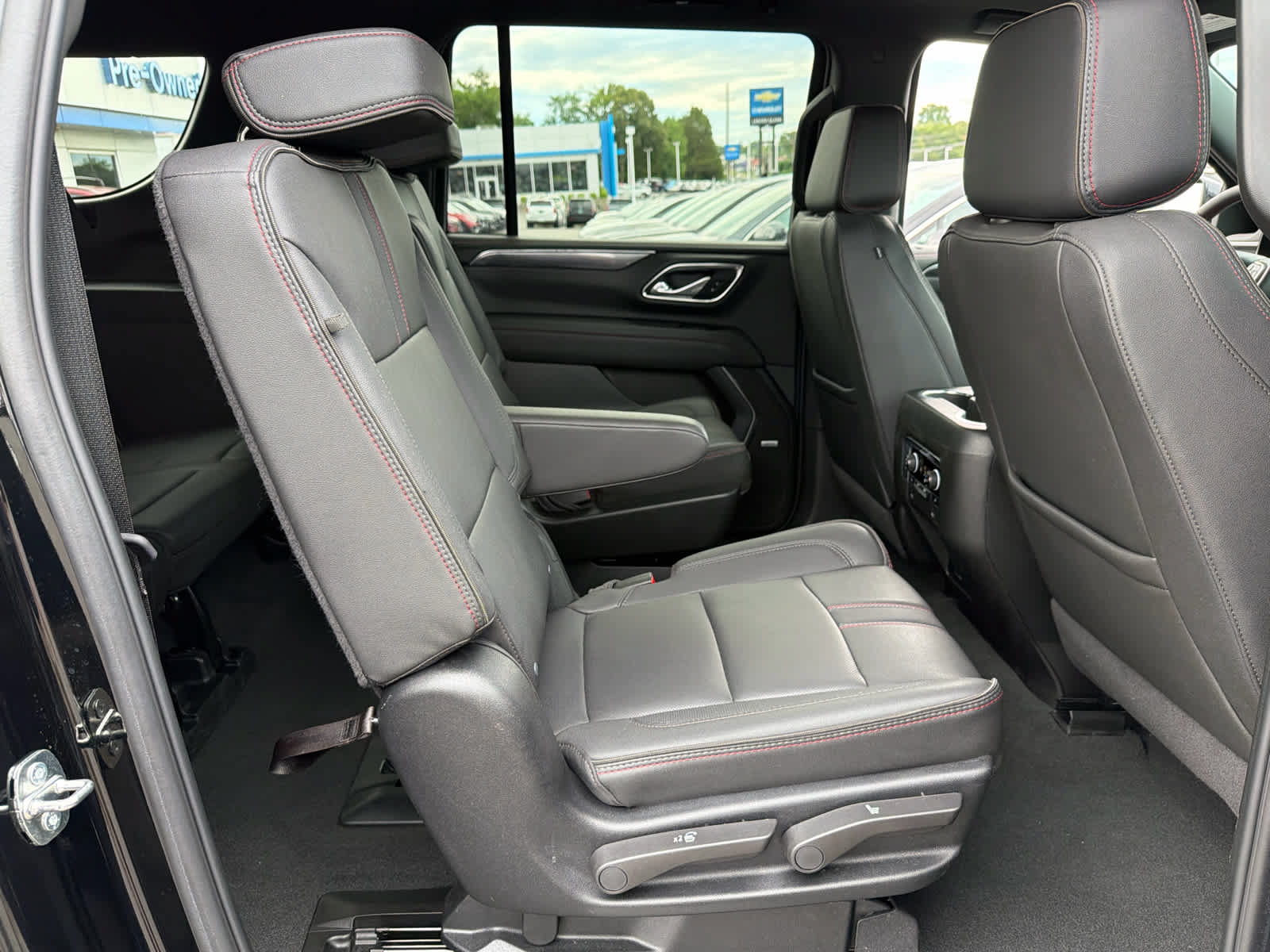 Certified 2024 Chevrolet Suburban RST w/ Luxury Package AWD/4WD image 29