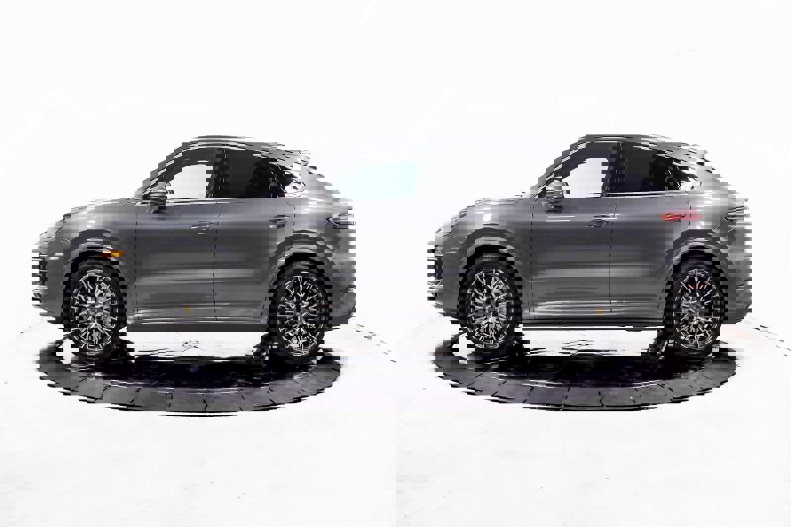 Certified 2022 Porsche Cayenne Turbo image 2