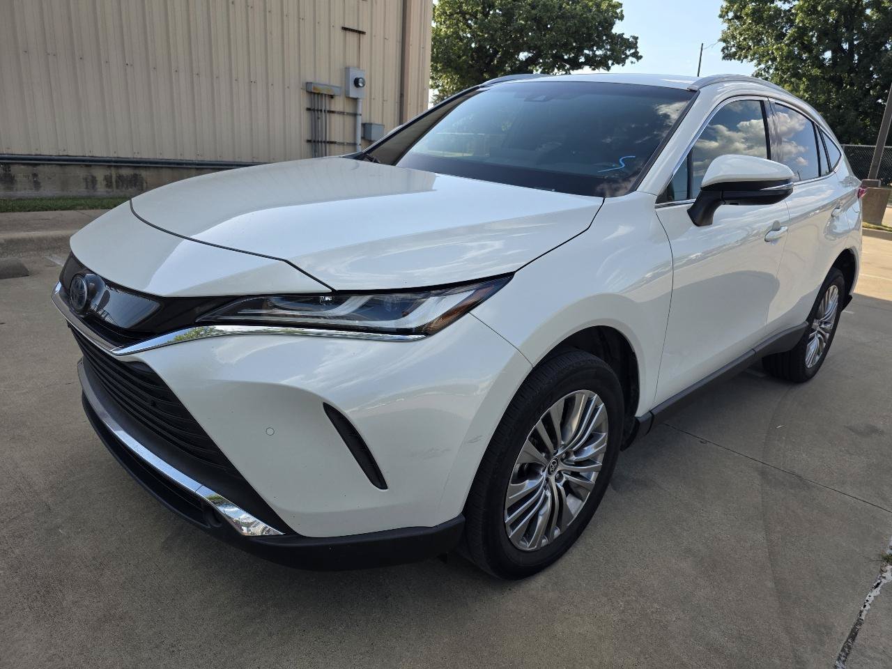 Used 2022 Toyota Venza XLE AWD/4WD image 4