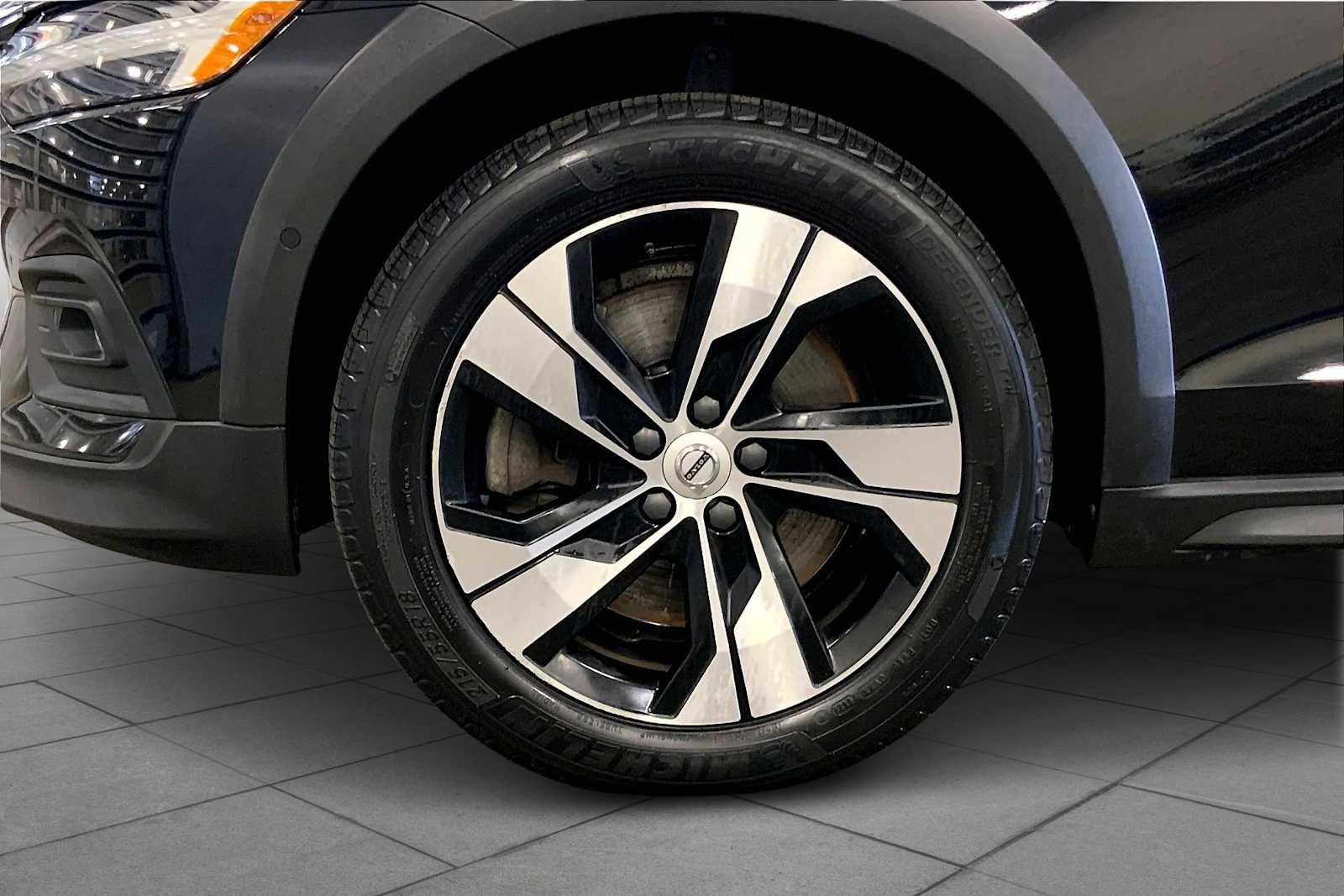 Used 2021 Volvo V60 T5 Cross Country image 10