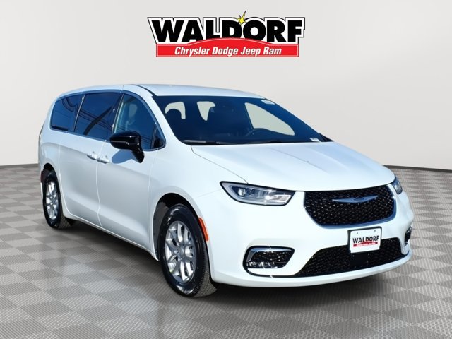 New 2026 Chrysler Pacifica Select image 1