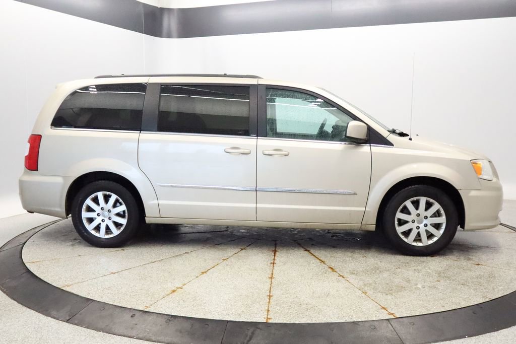 Used 2014 Chrysler Town & Country Touring FWD image 6