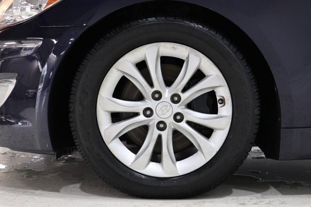 Used 2013 Hyundai Genesis 3.8 RWD image 11