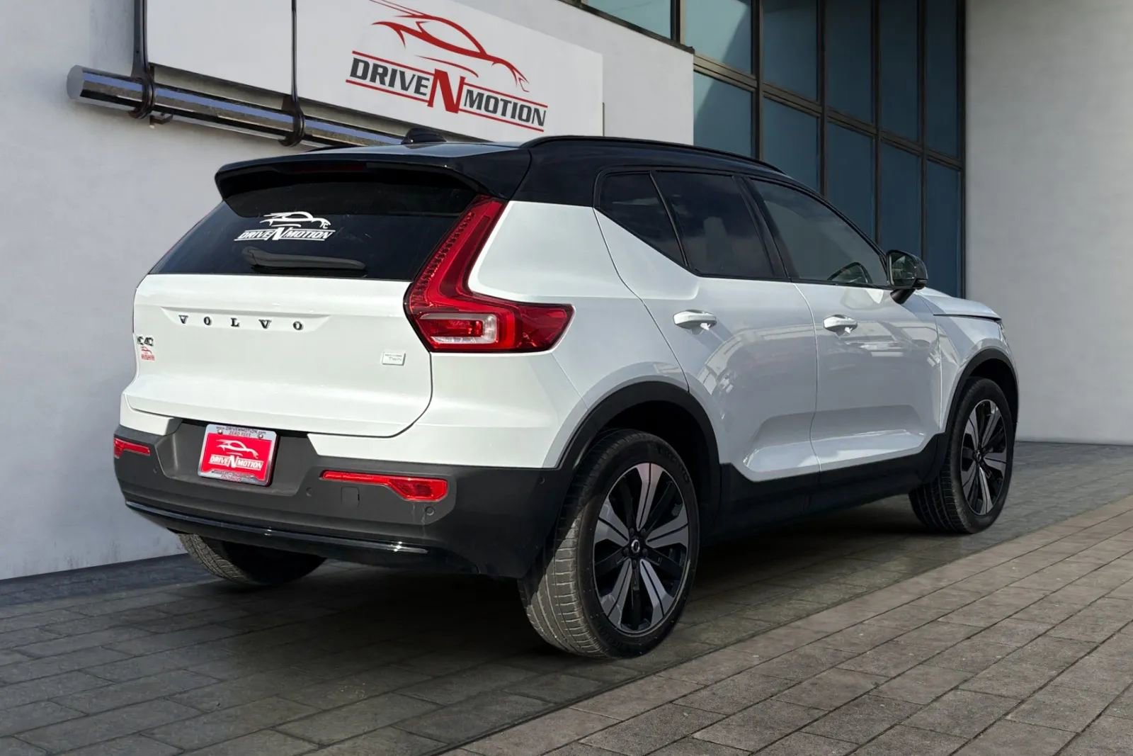 Used 2023 Volvo XC40 Recharge Plus image 4