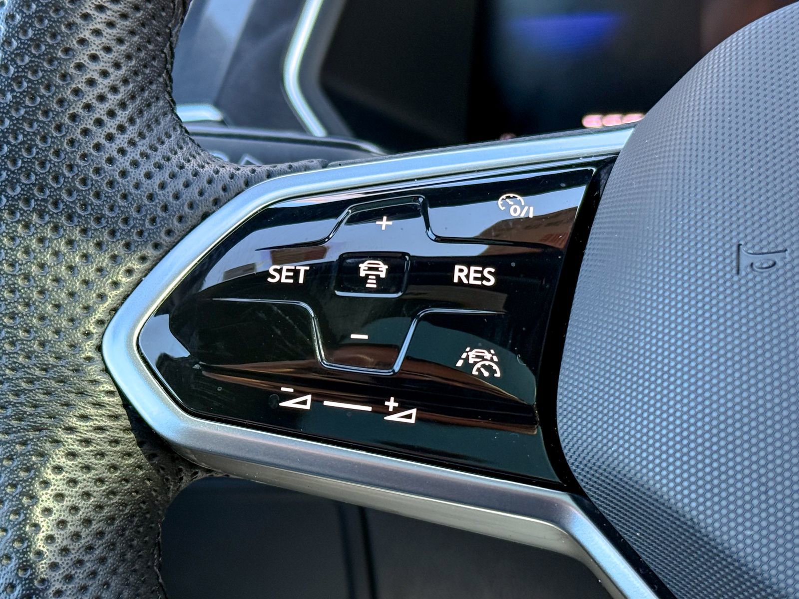 Used 2024 Volkswagen Tiguan SE R-Line image 23