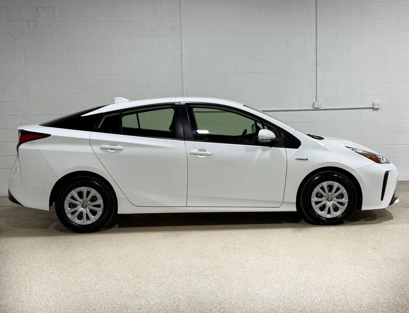 Used 2021 Toyota Prius LE image 5