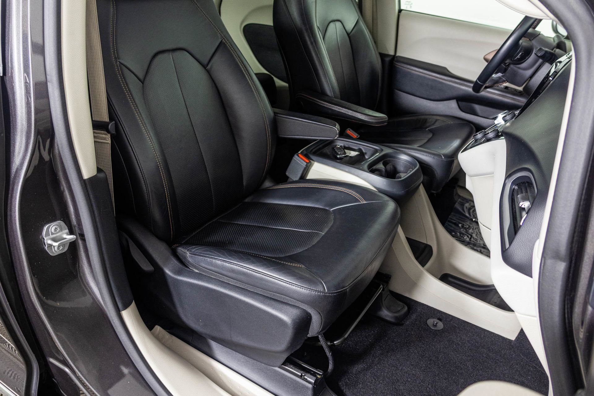 Used 2018 Chrysler Pacifica Touring-L image 45