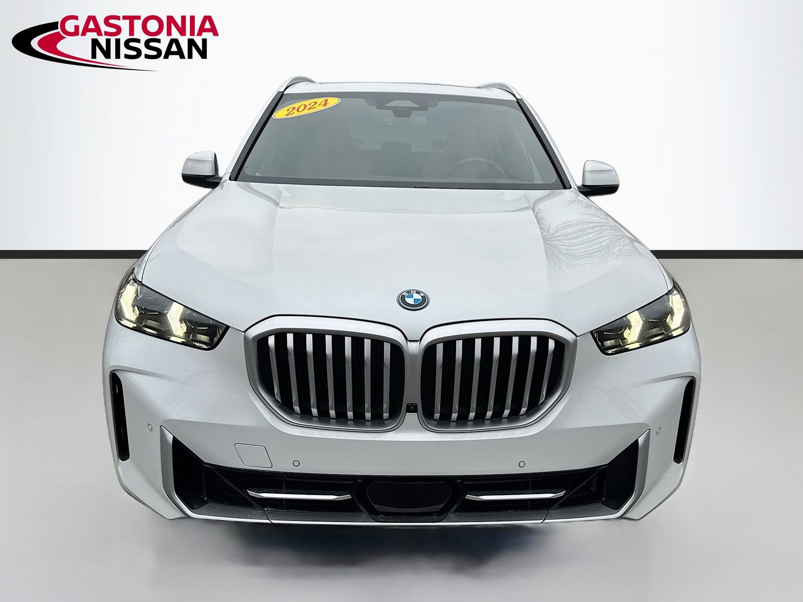 Used 2024 BMW X5 xDrive50e w/ Parking Assistance Package image 2