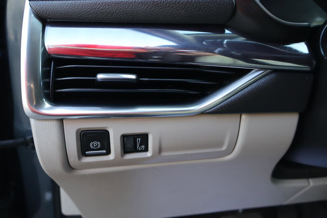 Used 2020 Cadillac XT4 Luxury w/ Cold Weather Package image 10