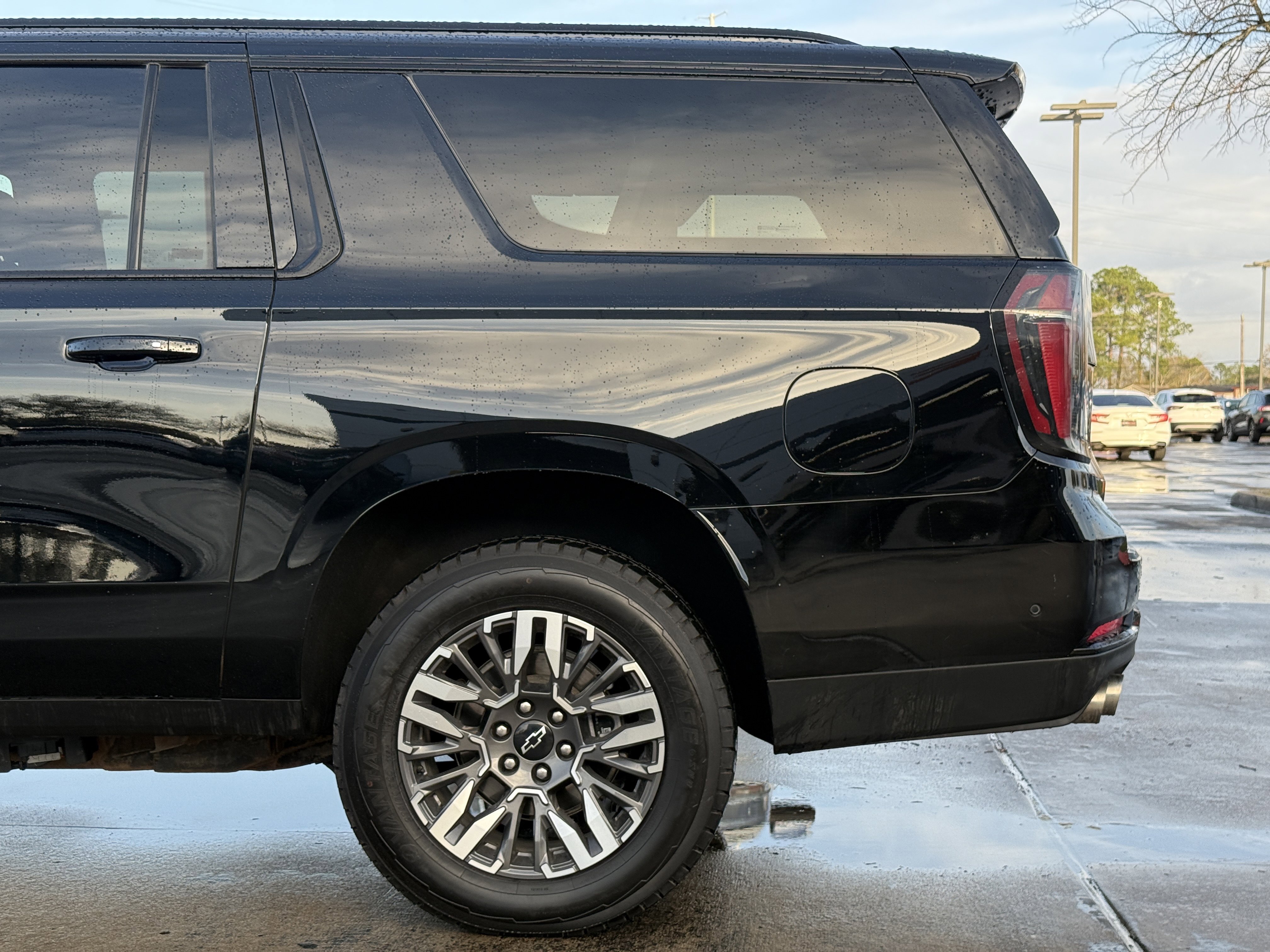 Used 2025 Chevrolet Suburban Z71 image 7