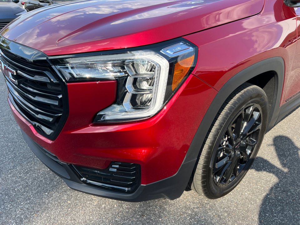 Used 2024 GMC Terrain SLE w/ Driver Convenience Package FWD image 26