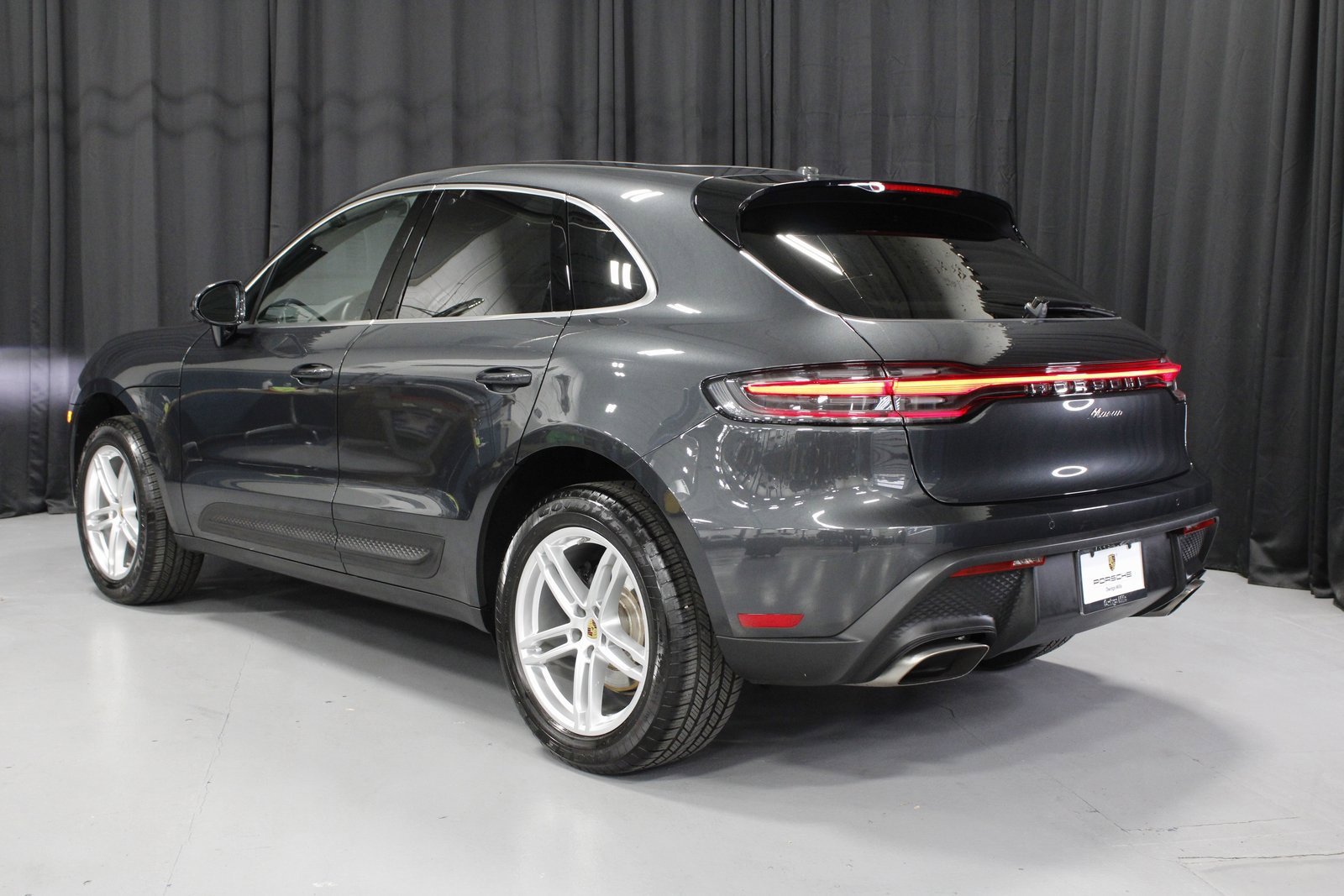 Certified 2025 Porsche Macan image 3