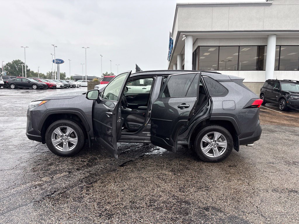 Used 2025 Toyota RAV4 XLE AWD/4WD image 4