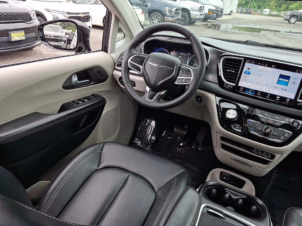 Used 2024 Chrysler Pacifica Touring-L FWD image 15