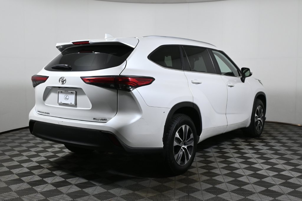 Used 2023 Toyota Highlander XLE AWD/4WD image 7