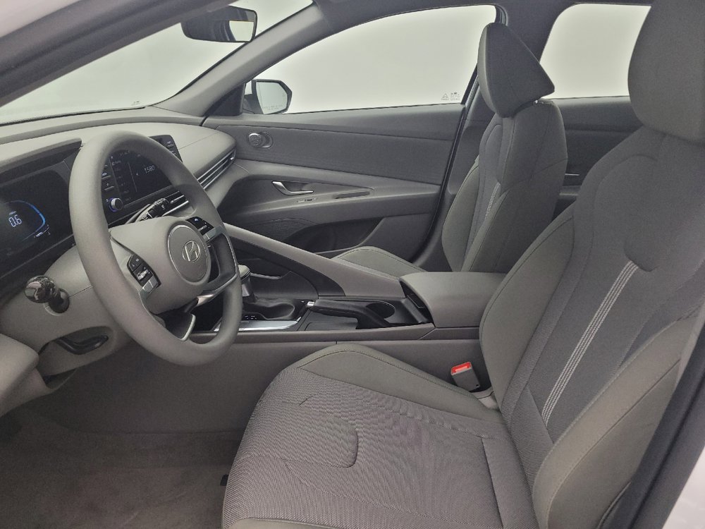 Used 2025 Hyundai Elantra SE FWD image 17