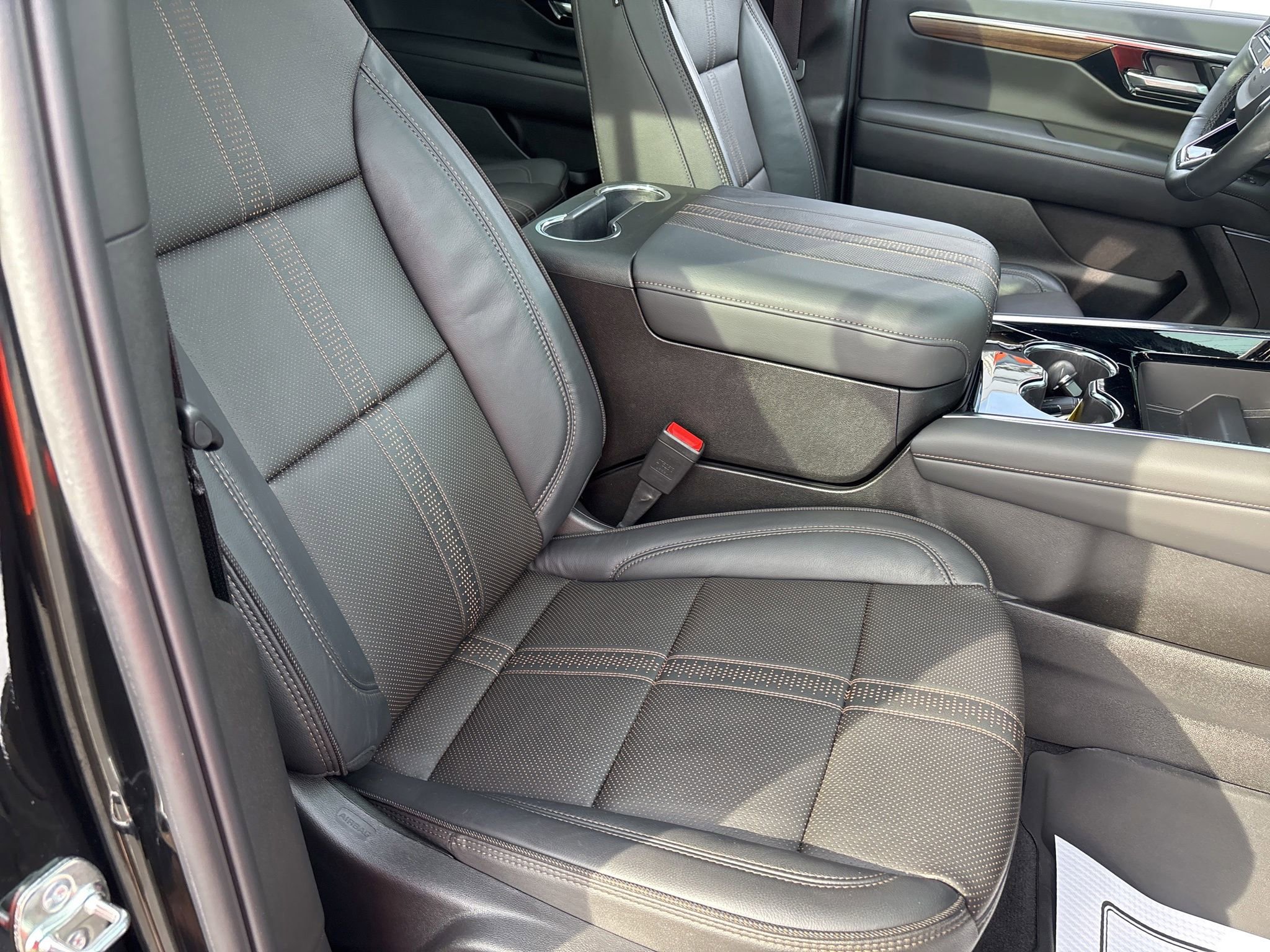 Used 2025 Chevrolet Suburban High Country AWD/4WD image 23