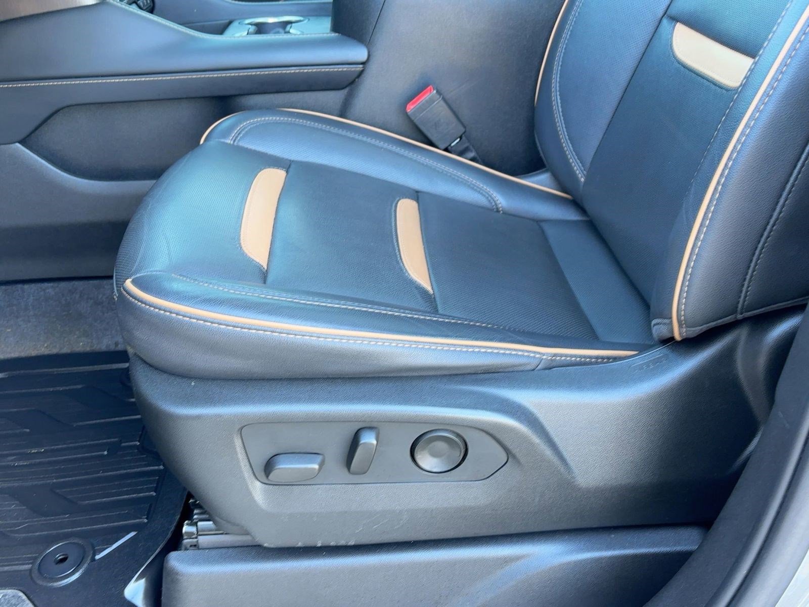 Used 2022 GMC Yukon AT4 w/ Max Trailering Package image 14