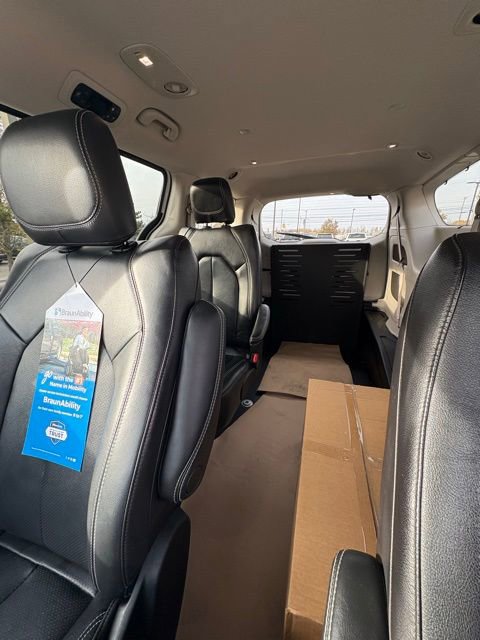 Used 2022 Chrysler Pacifica Touring-L image 10
