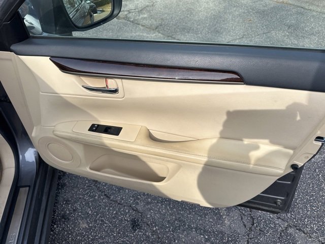 Used 2013 Lexus ES 350 w/ Luxury Pkg image 19