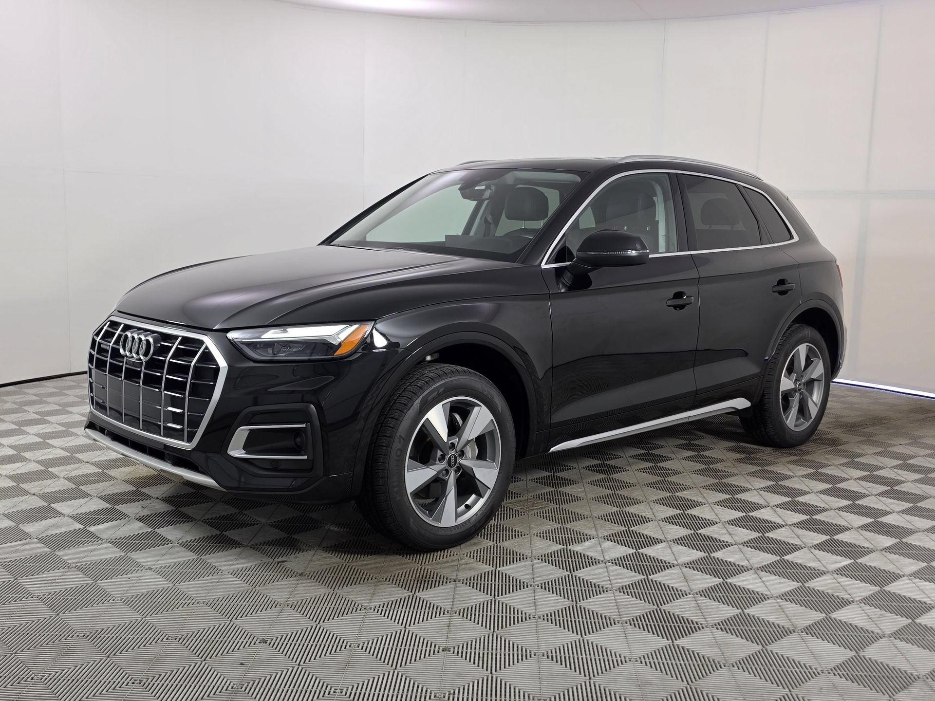 Certified 2024 Audi Q5 Premium AWD/4WD image 3