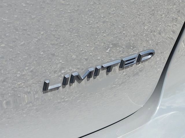Used 2025 Chrysler Pacifica Limited image 8