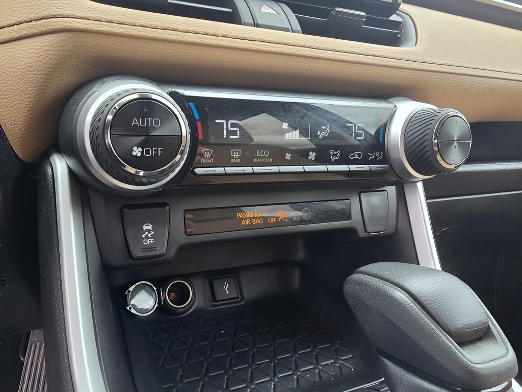 Used 2022 Toyota RAV4 LE AWD/4WD image 18