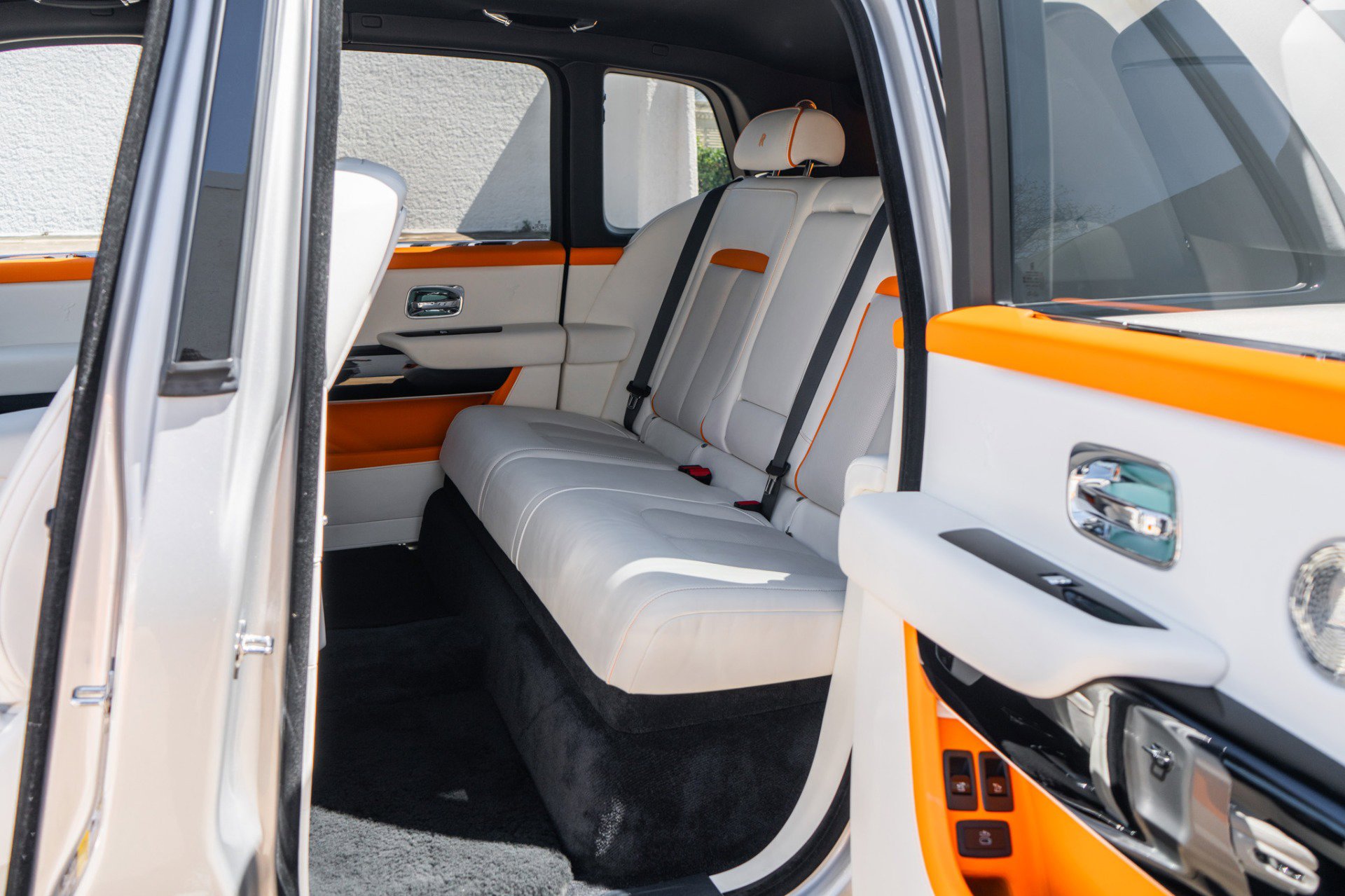 Used 2022 Rolls-Royce Cullinan w/ Cullinan Package image 27