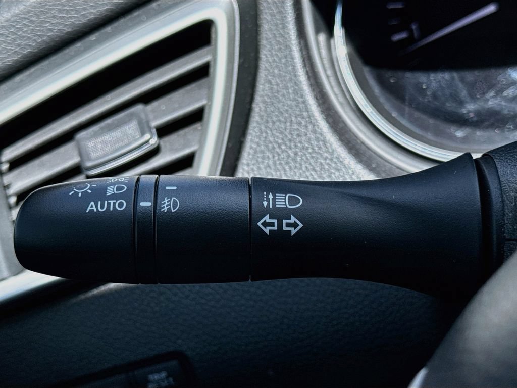 Used 2014 Nissan Rogue SV FWD image 13